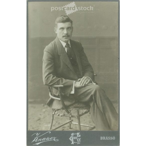 1908 – Knauer fényképészeti műterem, Brassó. Egészalakos műtermi fotó. Fiatal férfi, elegáns öltözékben, székben ülve. Kabinetfotó / keményhátú fotó / vizitkártya, CDV fotó. (2792116)
