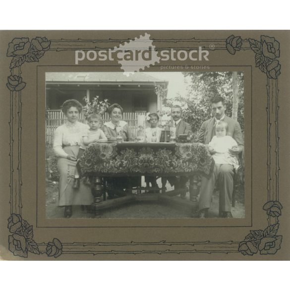 1910-es évek. Családi kerti zsúr. Kasírozott fotó, szecesszós motívummal keretezett kartonon. Eredeti papírkép. (2792121)