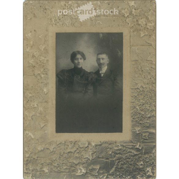 1900-as évek eleje. Fiatal pár félalakos fotója. Rusztikus, dombornyomott kartonra kasírozva. Eredeti papírkép. (2792122)