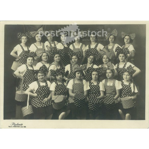 1930-as évek. Rosbaud fényképészeti műterme, Budapest. Egészalakos műtermi fotó, csoportkép. Fiatal lányok masnival és pöttyökkel. Eredeti papírkép. (2792123)