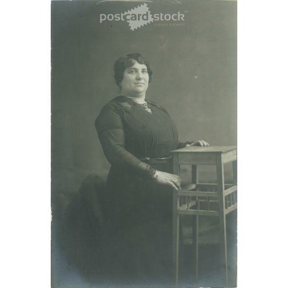 1910-es évek. Egészalakos, műtermi felvétel, középkorú hölgyről. Eredeti papírkép, zselatinos ezüst. A készítője ismeretlen. (2792152)