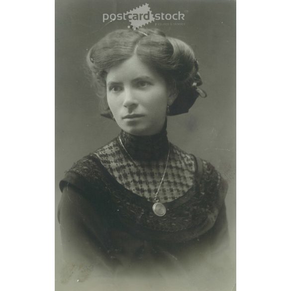 1920-as évek. Elegáns, fiatal nő fotója, korabeli divatos frizurával, nyakékkel. Eredeti papírkép.  (2792159)