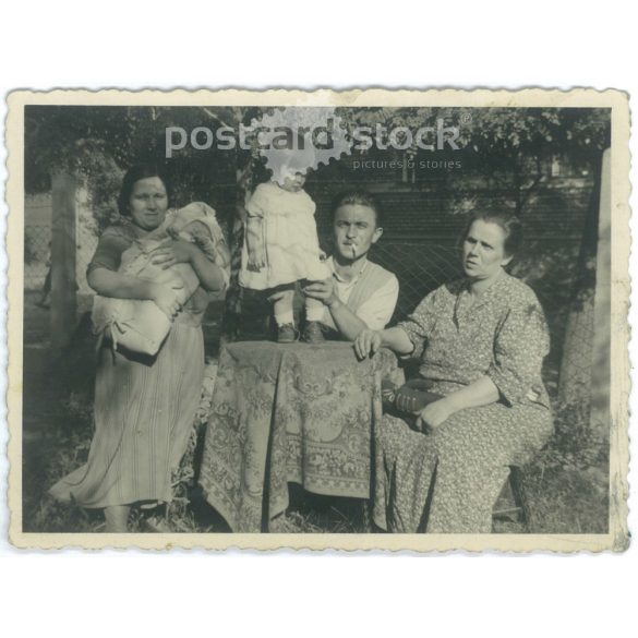 1940 – Rákospalota. Családi idill a kertben. Eredeti papírkép. (2792162)