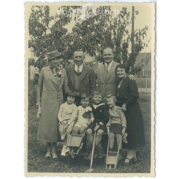 1933 – Három generáció, avagy a nagy család együtt. Egy kerti fotó, ahol mindenki boldog. Eredeti papírkép. (2792163)
