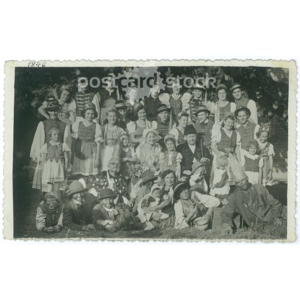 1946 – Falusi mulattságon készült csoportkép, vidám jelmezesekkel és gyerekekkel. Eredeti papírkép.(2792165)