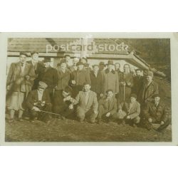   1956 – Vidám férfiak csoportképe, zenészekkel és pálinkával. A kép 56 márciusában készült. A készítője ismeretlen. Eredeti papírkép. (2792172)