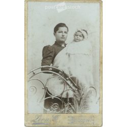   1900-as évek eleje – Fiatal anya és gyermeke egészalakos, műtermi fotója. Leon H. fényképészeti műterme készítette Budapesten. Kabinetfotó / keményhátú fotó / vizitkártya, CDV fotó. (2792173)