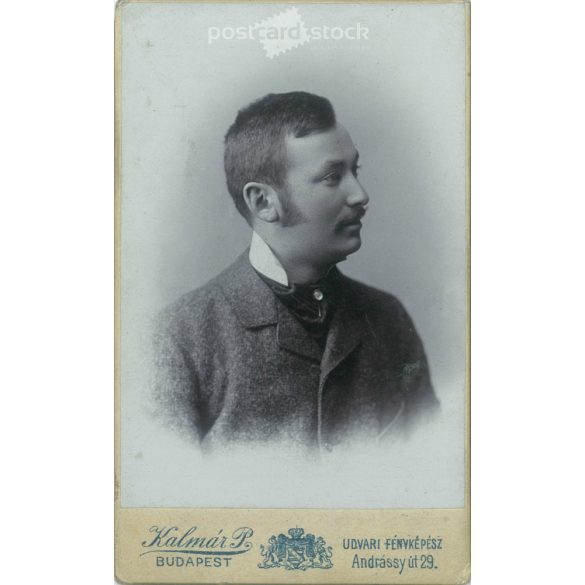 1899 – Fiatal férfi, műtermi portréfotója. Kalmár Péter fényképészeti műterme készítette, Budapesten. Kabinetfotó / keményhátú fotó / vizitkártya, CDV fotó. (2792175)
