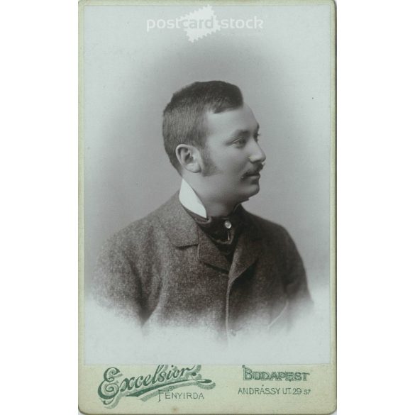 1899 – Fiatal férfi, műtermi portréfotója. Kalmár Péter fényképészeti műterme készítette, Budapesten. Kabinetfotó / keményhátú fotó / vizitkártya, CDV fotó. (2792176)