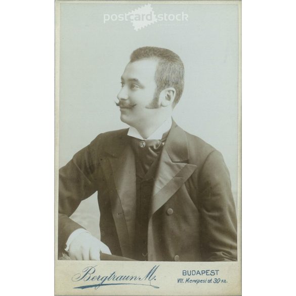 1900-as évek eleje – Fiatal férfi, műtermi portréfotója. Bergtraun M. fényképészeti műterme készítette, Budapesten. Kabinetfotó / keményhátú fotó / vizitkártya, CDV fotó. (2792177)