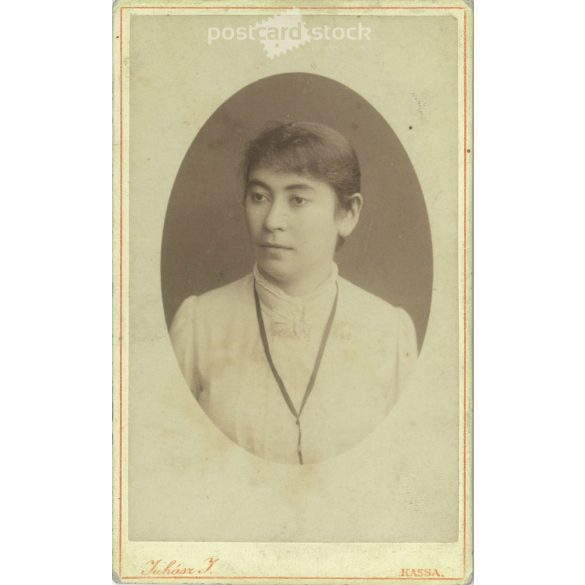 1900-as évek eleje – Fiatal nő, műtermi portréfotója. Juhász József fényképészeti műterme készítette, Kassa. Kabinetfotó / keményhátú fotó / vizitkártya, CDV fotó. (2792178)