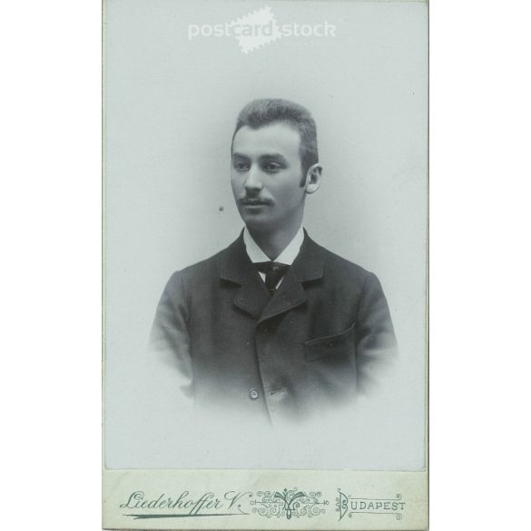 1897 – Fiatal férfi, műtermi portréfotója. Linderhoffer Vilmos fényképészeti műterme készítette, Budapesten. Kabinetfotó / keményhátú fotó / vizitkártya, CDV fotó. (2792179)