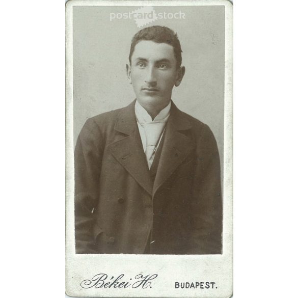 1900-as évek eleje – Fiatal férfi, műtermi portréfotója. Békei H. fényképészeti műterme készítette, Budapesten. Kabinetfotó / keményhátú fotó / vizitkártya, CDV fotó. (2792180)