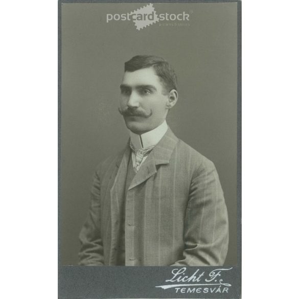 1900-as évek eleje – Fiatal férfi, műtermi portréfotója. Licht Ferenc fényképészeti műterme készítette, Temesváron. Kabinetfotó / keményhátú fotó / vizitkártya, CDV fotó. (2792182)