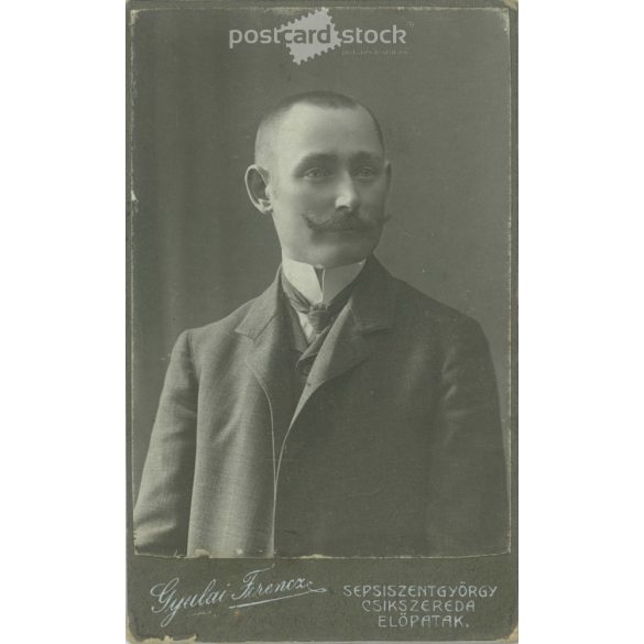 1900-as évek eleje – Középkorú férfi, műtermi portréfotója. Gyulai Ferencz fényképészeti műterme készítette, Sepsiszentgyörgy. Kabinetfotó / keményhátú fotó / vizitkártya, CDV fotó. (2792187)