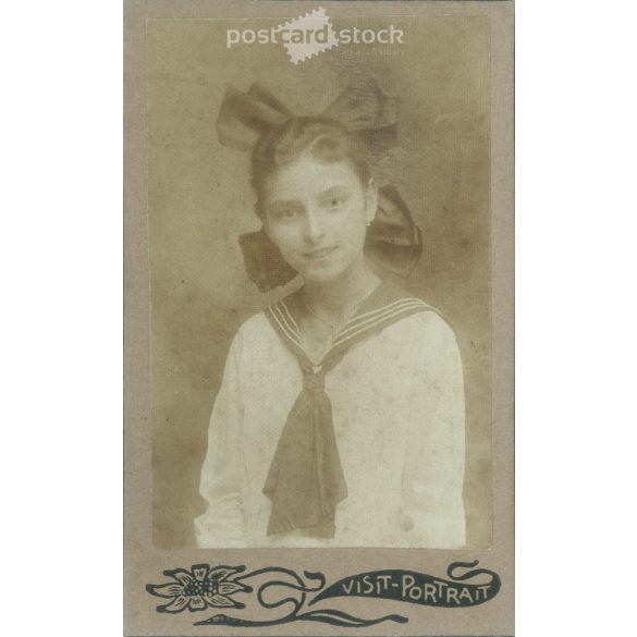 1900-as évek eleje – Fiatal lány, műtermi portréfotója. Hinkó fényképészeti műterme készítette, Budapest, Kispesten. Kabinetfotó / keményhátú fotó / vizitkártya, CDV fotó. (2792188)