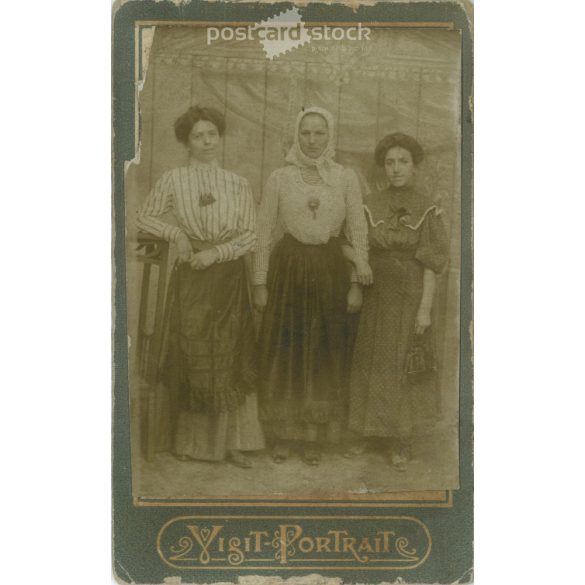 1900-as évek eleje – Fiatal hölgyek, egészalakos, műtermi fotója. Adria városligeti fényképészeti műterme készítette, Budapesten. Kabinetfotó / keményhátú fotó / vizitkártya, CDV fotó. (2792189)