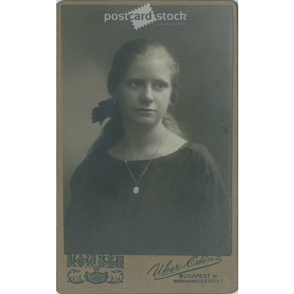 1922 – Fiatal nő, műtermi portréfotója. Uher Ödön fényképészeti műterme készítette, Budapesten. Kabinetfotó / keményhátú fotó / vizitkártya, CDV fotó. (2792191)