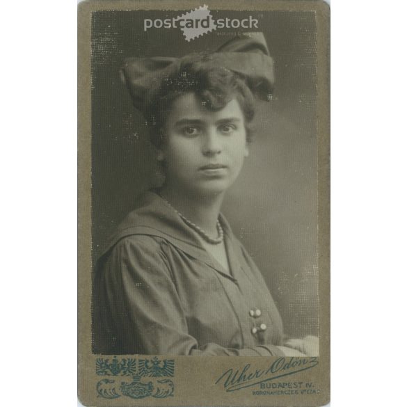 1920-as évek – Fiatal nő, műtermi portréfotója. Uher Ödön fényképészeti műterme készítette, Budapesten. Kabinetfotó / keményhátú fotó / vizitkártya, CDV fotó. (2792192)