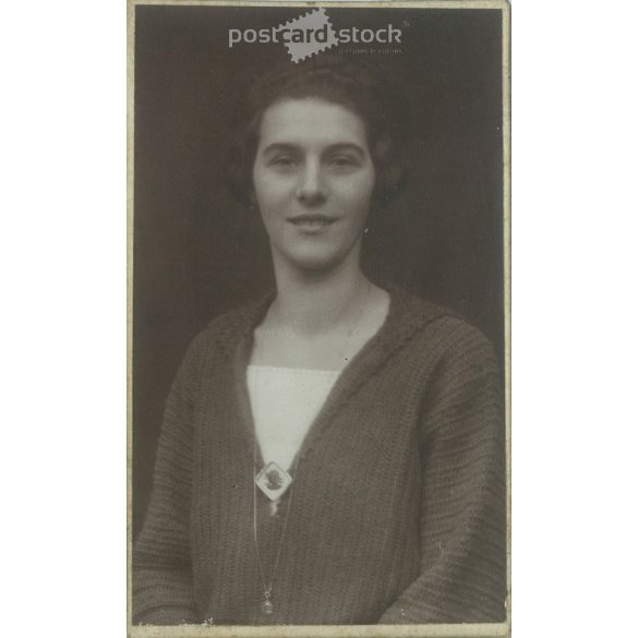 1920-as évek – Fiatal nő, műtermi portréfotója. Készítője ismeretlen. Kabinetfotó / keményhátú fotó / vizitkártya, CDV fotó. (2792193)