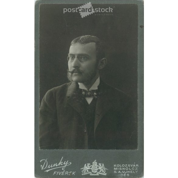 1900-as évek eleje – Fiatal férfi, műtermi portréfotója. Dunky fivérek fényképészeti műterme készítette, Kolozsvár. Kabinetfotó / keményhátú fotó / vizitkártya, CDV fotó. (2792194)