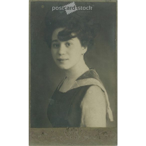 1920-as évek – Fiatal nő, műtermi portréfotója. Készítője ismeretlen. Kabinetfotó / keményhátú fotó / vizitkártya, CDV fotó. (2792195)