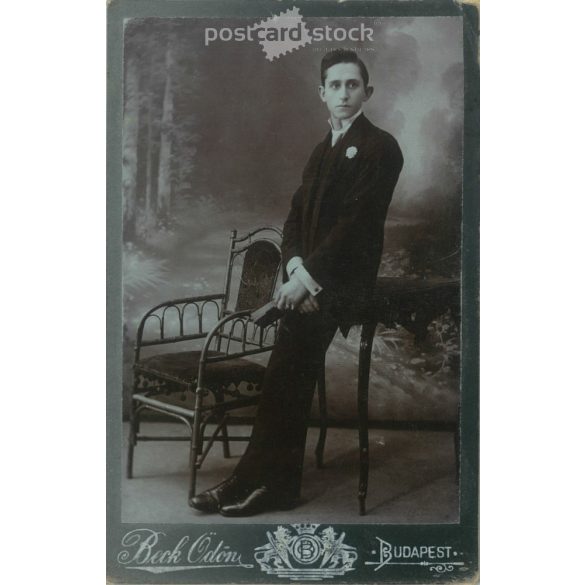 1900-as évek eleje – Fiatal férfi, műtermi egészalakos fotója. Beck Ödön fényképészeti műterme készítette, Budapesten. Keréna néni fia, aki Amerikában van. Kabinetfotó / keményhátú fotó / vizitkártya, CDV fotó. (2792196)