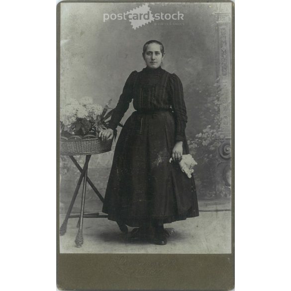 1900-as évek eleje – Fiatal nő, műtermi egészalakos fotója. Klomann N. fényképészeti műterme készítette, Esztergomban. Kabinetfotó / keményhátú fotó / vizitkártya, CDV fotó. (2792197)