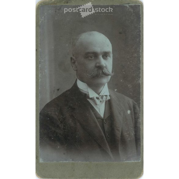 1910 – Középkorú, elegáns úr, Grohmann Artúr, műtermi portréfotója. Leon H. fényképészeti műterme készítette, Budapesten. Kabinetfotó / keményhátú fotó / vizitkártya, CDV fotó. (2792198)