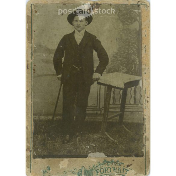 1900-as évek eleje – Fiatal férfi, Vígh nagyapa, műtermi egészalakos fotója. Készítője ismeretlen. Kabinetfotó / keményhátú fotó / vizitkártya, CDV fotó. (2792199)