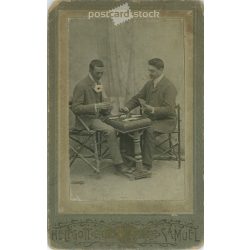   1900-as évek eleje – Kártyázó férfiak, egészalakos, műtermi fotója. Helfgott városligeti, fényképészeti műterme készítette, Budapesten. Kabinetfotó / keményhátú fotó / vizitkártya, CDV fotó. (2792201)