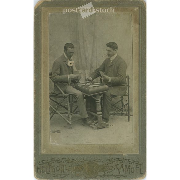 1900-as évek eleje – Kártyázó férfiak, egészalakos, műtermi fotója. Helfgott városligeti, fényképészeti műterme készítette, Budapesten. Kabinetfotó / keményhátú fotó / vizitkártya, CDV fotó. (2792201)