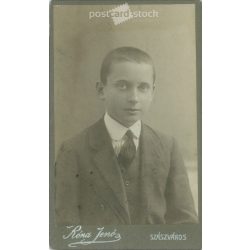   1900-as évek eleje – Fiatal fiú, műtermi portréfotója. Róna Jenő, fényképészeti műterme készítette, Szászváros. Kabinetfotó / keményhátú fotó / vizitkártya, CDV fotó. (2792202)