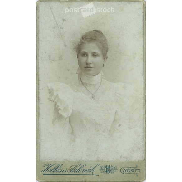 1898 – Elegáns, fiatal nő, műtermi fotója. Hollós és Szlovák, fényképészeti műterme készítette, Győrött. Kabinetfotó / keményhátú fotó / vizitkártya, CDV fotó. (2792203)