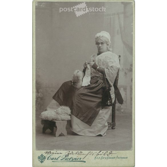 1900-as évek eleje – Középkorú, elegáns, kötögető hölgy, egészalakos műtermi fotója. Carl Pietzner, fényképészeti műterme készítette, Bécs. Kabinetfotó / keményhátú fotó / vizitkártya, CDV fotó. (2792204)