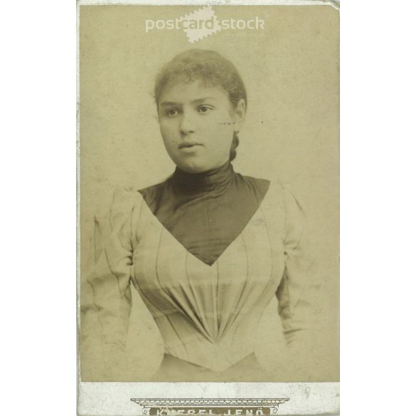 1900-as évek eleje – Elegáns, fiatal nő, műtermi fotója. Knebel Jenő, fényképészeti műterme készítette, Szombathelyen. Vágott fotó. Kabinetfotó / keményhátú fotó / vizitkártya, CDV fotó. (2792205)
