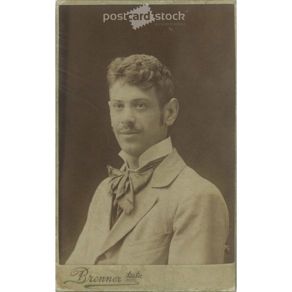 1898 – Donáth, műtermi portréfotója. Emlékül Herminkának. Brenner testvérek fényképészeti műterme készítette, Budapesten. Kabinetfotó / keményhátú fotó / vizitkártya, CDV fotó. (2792206)