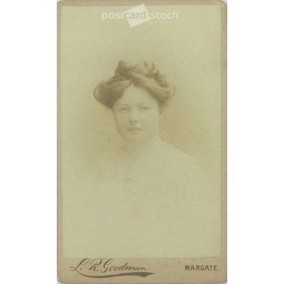 1800-as évek vége – Pászthory Mariska, műtermi fotója. L. R. Goodman fényképészeti műterme készítette. Kabinetfotó / keményhátú fotó / vizitkártya, CDV fotó. (2792207)