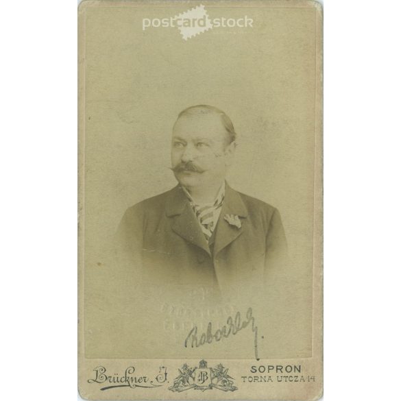 1907 – Középkorú férfi, műtermi portréfotója. Brückner J. fényképészeti műterme készítette, Sopronban. Személyazonossági igazolvány. Kabinetfotó / keményhátú fotó / vizitkártya, CDV fotó. (2792208)