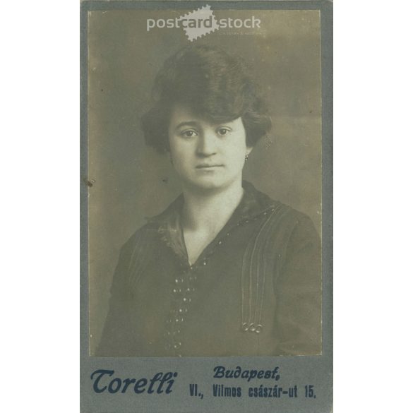 1921 – Fiatal nő, műtermi fotója. Torelli, fényképészeti műterme készítette, Budapest. Kabinetfotó / keményhátú fotó / vizitkártya, CDV fotó. (2792209)