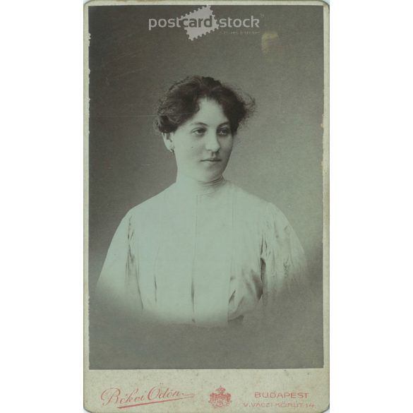 1910-es évek eleje – Fiatal nő, műtermi fotója. Békei Ödön, fényképészeti műterme készítette, Budapesten. Kabinetfotó / keményhátú fotó / vizitkártya, CDV fotó. (2792210)