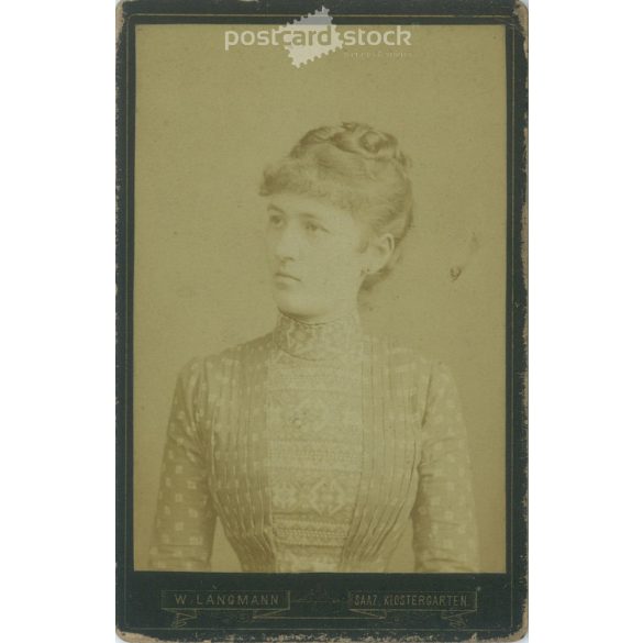 1886 – Elegáns, fiatal nő, műtermi fotója. W. Langmann, fényképészeti műterme készítette, Klostergarden. Kabinetfotó / keményhátú fotó / vizitkártya, CDV fotó. (2792212)