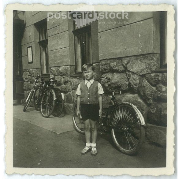Kisfiú az 1960-as évekből. A felvétel Magyarországon készült. Eredeti papírkép. Készítője ismeretlen. (2792217)