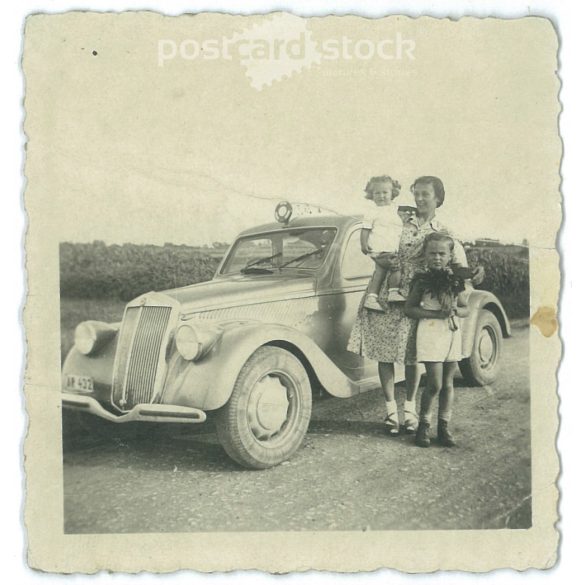 1930-as évek. Anya lányaival. Pihenés út közben. Eredeti papírkép. Készítője ismeretlen. (2792220)