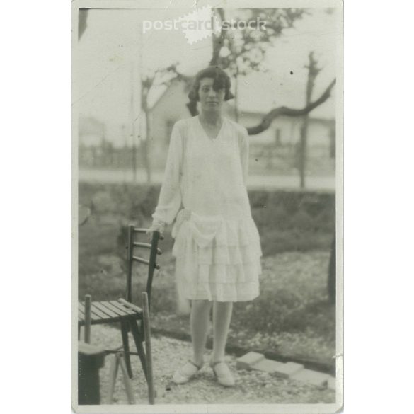 1929 – Fiatal lány a teraszon. Eredeti papírkép. Készítője ismeretlen. (2792223)
