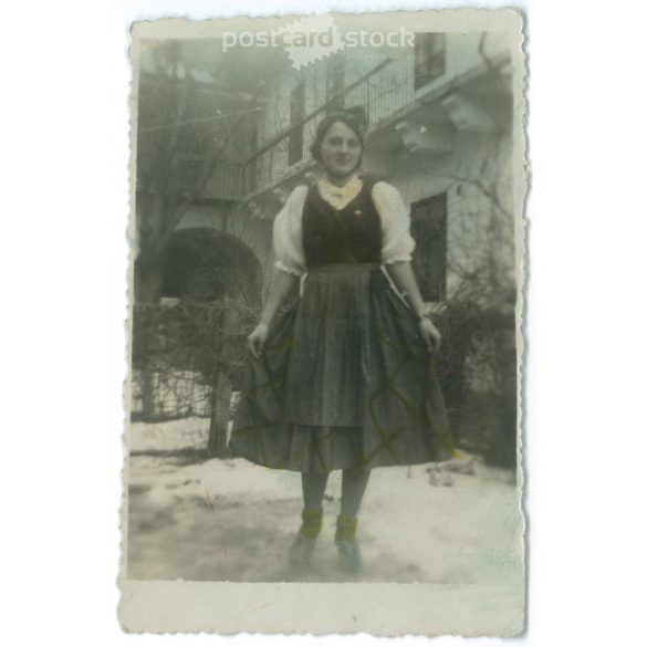 1930-as évek. Ismeretlen, fiatal lány a belső udvarban. Téli felvétel. Eredeti papírkép. Készítője ismeretlen. (2792224)