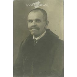   1920-as évek. Tehetős férfi, prémgalléros kabátban. Eredeti papírkép. Készítője ismeretlen. (2792227)