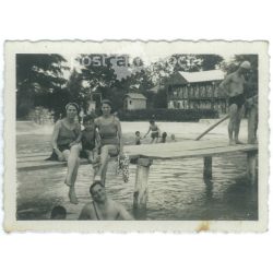   1920-as évek. Fürdőzők a mólón. Eredeti papírkép. Készítője ismeretlen. (2792228)