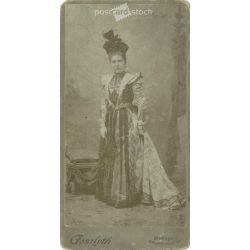   1890-es évek. Elegáns nő, műtermi fotója. Goszleth István, fényképészeti műterme készítette, Budapesten. Eredeti kabinetfotó / keményhátú fotó / vizitkártya, CDV fotó. (2792229)