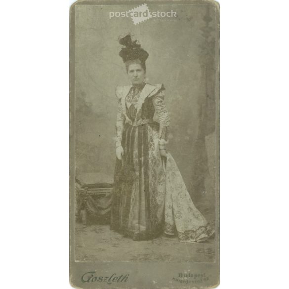 1890-es évek. Elegáns nő, műtermi fotója. Goszleth István, fényképészeti műterme készítette, Budapesten. Eredeti kabinetfotó / keményhátú fotó / vizitkártya, CDV fotó. (2792229)